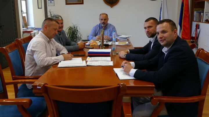 Представници Агенције за безбједност саобраћаја Републике Српске уручили су вишеградском Удружењу породица „Четири и више“ вриједну донацију дјечијих ауто-сједишта