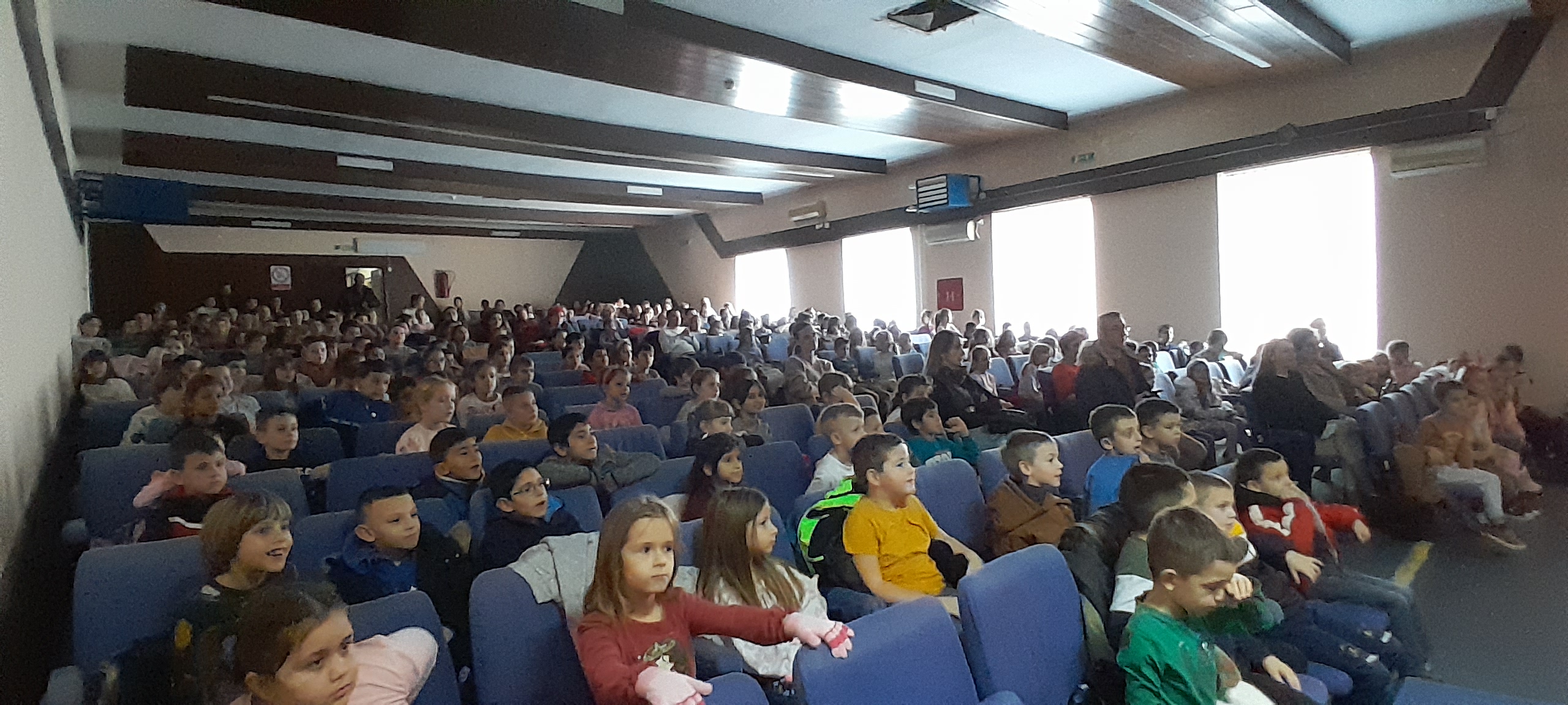 Малишани основних школа у Модричи одгледали представу „Мирка“